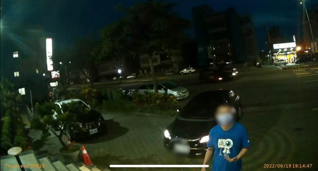 王男于6月19日晚间到桥头分驻所请求警方帮忙，警方获知后派巡逻车帮王男开道，协助将其女儿送医。（翻摄照片／林瑞益高雄传真）