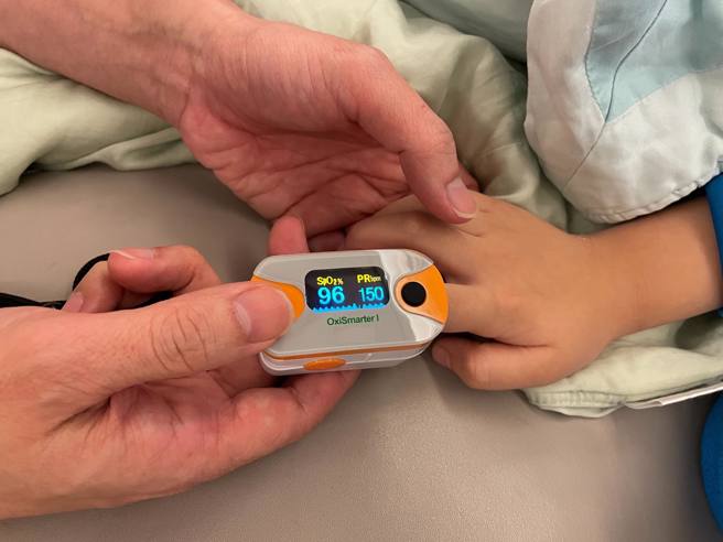 陈木荣坦言儿子发高烧、心跳每分钟高达150下。（图／翻摄自柚子医师的育儿诊疗室 - Dr.陈木荣医师脸书）