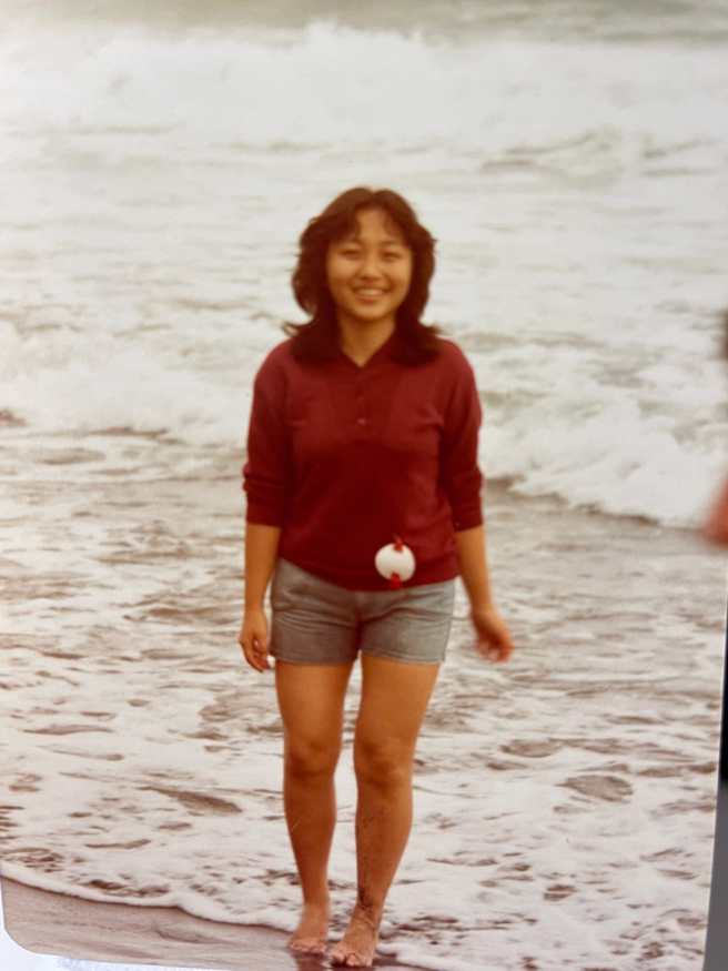 民歌天后郑怡晒出台大时期的海滩嫩照，自夸青春无敌。（图／取自郑怡脸书）