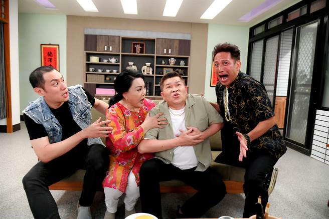 澎恰恰加入台8行列，和高山峰、锺佳蓁组成欢乐家庭，搞笑演出。（三立提供）