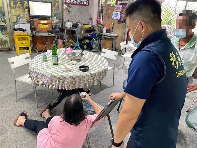 近日有民眾举报，宜兰县大同乡某商店前经常有移工饮酒喧闹，已影响附近居民作息。移民署宜兰县专勤队获报后前往查看，现场1名女性盘坐在地，酒气醺人的模仿原住民口音说，「长官！我是原住民」，令现场人员傻眼。（移民署宜兰县专勤队提供／吴佩蓉宜兰传真）