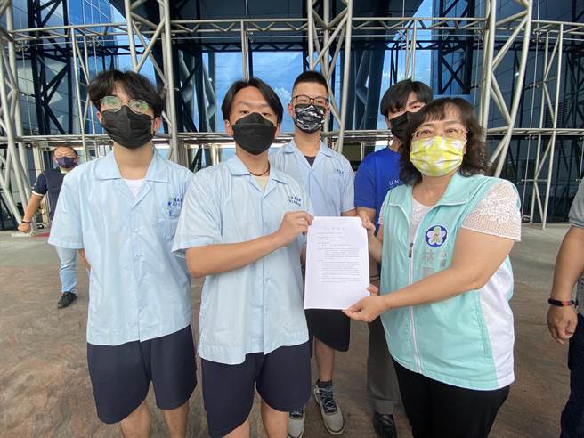 嘉义高校联盟代表向嘉义市政府请愿县市同步线上教学，市府教育处副处长林喜信表示会转达请愿书给国教署。（廖素慧摄）