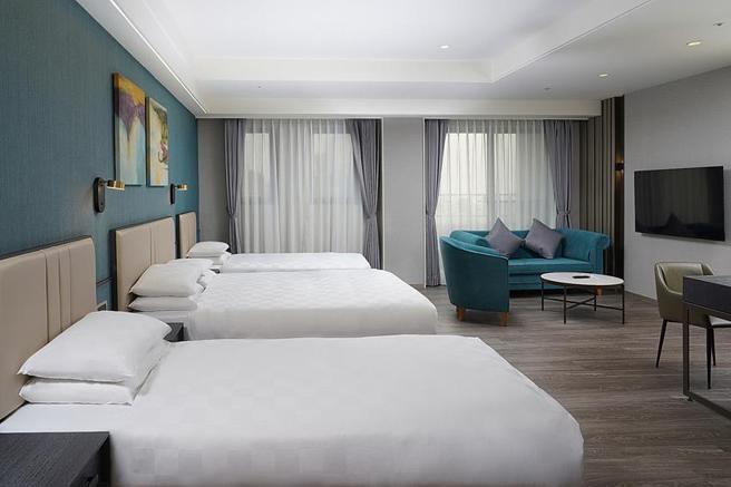（6月底前預訂且入住義大天悅飯店，可升等全新打造的「星悅尊榮家庭房」。圖／義大天悅飯店提供）