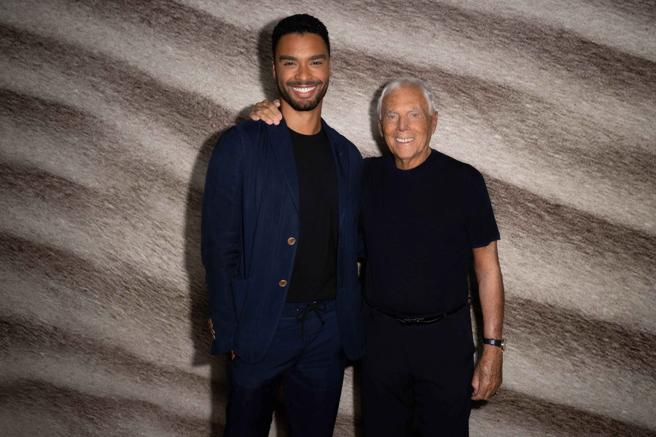 雷吉尚佩奇近期为GA Code香水拍摄画报，于秀场与GIORGIO ARMANI先生合照。（GIORGIO ARMANI提供）