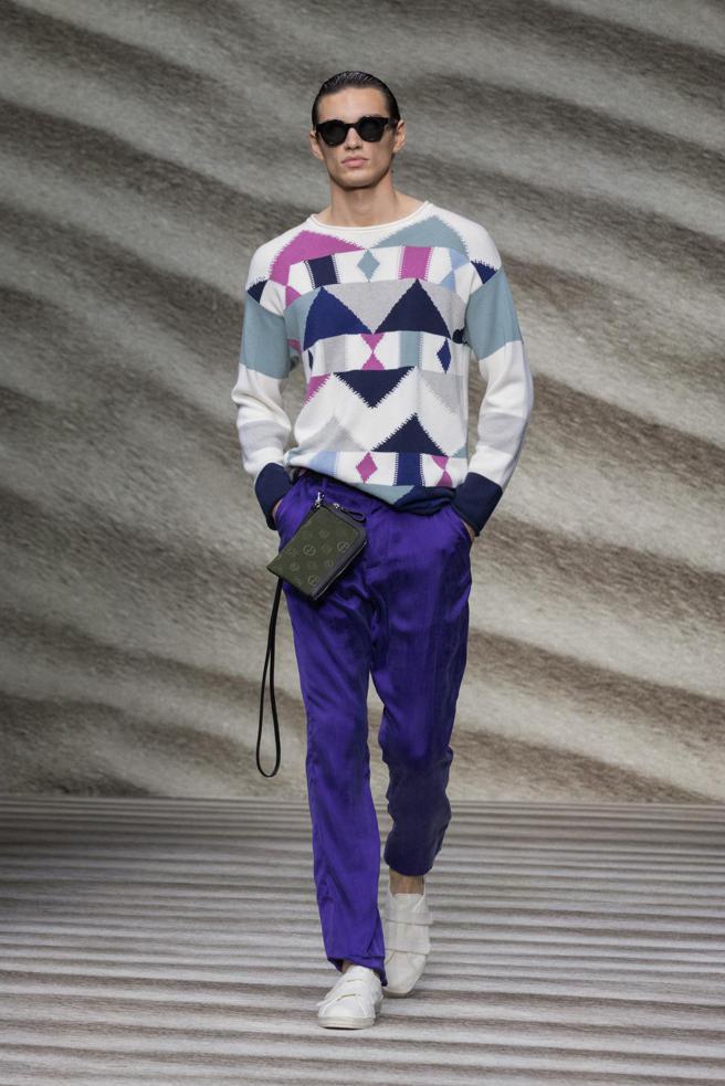 GIORGIO ARMANI 2023春夏系列，以蓝灰白为主色调，穿插亮眼紫色造型增添夏季依着趣味性。（GIORGIO ARMANI提供）