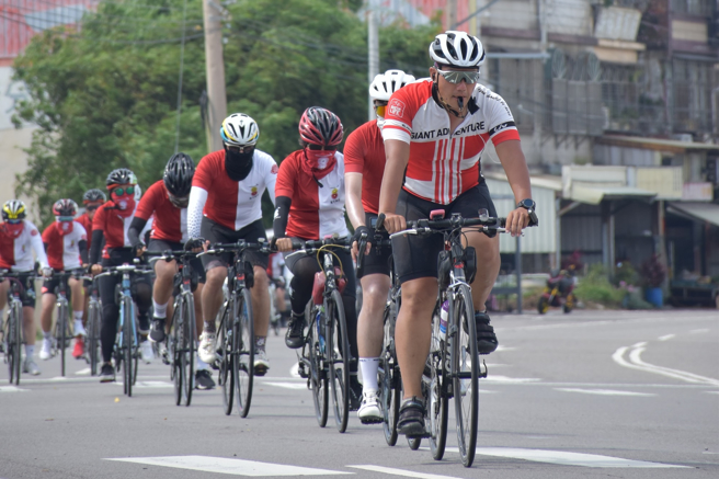 国立台湾师范大学今年迎接百年校庆，校长吴正己率领百位师生，挑战为期9天的「铁骑环岛」。（台师大提供）
