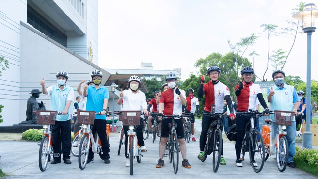 嘉义区校友会理事长、嘉义市长黄敏惠（左三）陪台师大百年校庆铁骑环岛师生在市区骑一段路。（台师大提供）
