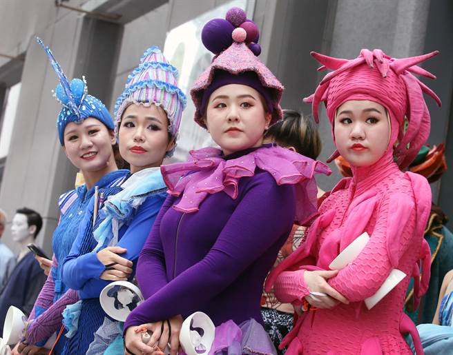 8组本土表演团队将前往欧洲，参加法国外亚维侬艺术节、英国爱丁堡艺穗节台湾季及德国杜塞道夫国际舞蹈博览会等极具指标性的国际艺术盛会。图为舞铃剧场成员。（范扬光摄）