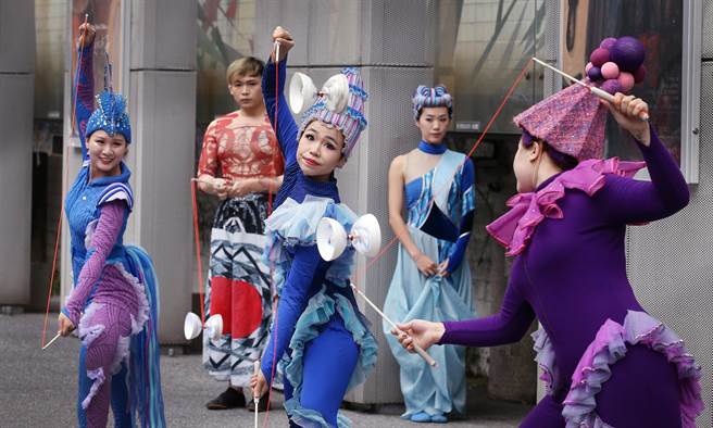 8组本土表演团队将前往欧洲，参加法国外亚维侬艺术节、英国爱丁堡艺穗节台湾季及德国杜塞道夫国际舞蹈博览会等极具指标性的国际艺术盛会。图为舞铃剧场成员演出《生命之光》。（范扬光摄）