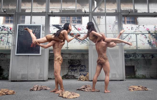 8组本土表演团队将前往欧洲，参加法国外亚维侬艺术节、英国爱丁堡艺穗节台湾季及德国杜塞道夫国际舞蹈博览会等极具指标性的国际艺术盛会。图为太古踏舞团表演经典舞作《无尽胎藏》。（范扬光摄）