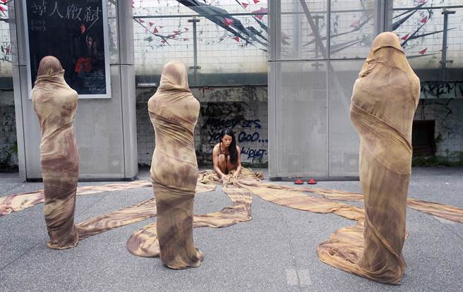 8组本土表演团队将前往欧洲，参加法国外亚维侬艺术节、英国爱丁堡艺穗节台湾季及德国杜塞道夫国际舞蹈博览会等极具指标性的国际艺术盛会。图为太古踏舞团表演经典舞作《无尽胎藏》。（范扬光摄）