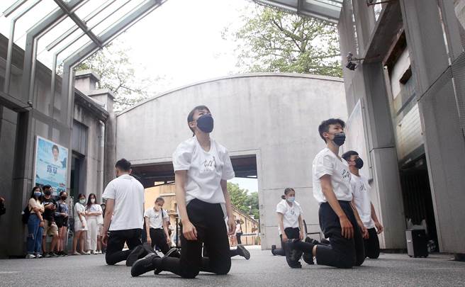 8组本土表演团队将前往欧洲，参加法国外亚维侬艺术节、英国爱丁堡艺穗节台湾季及德国杜塞道夫国际舞蹈博览会等极具指标性的国际艺术盛会。图为翃舞制作演出诉说相遇与分离的深刻之作《再 见》。（范扬光摄）