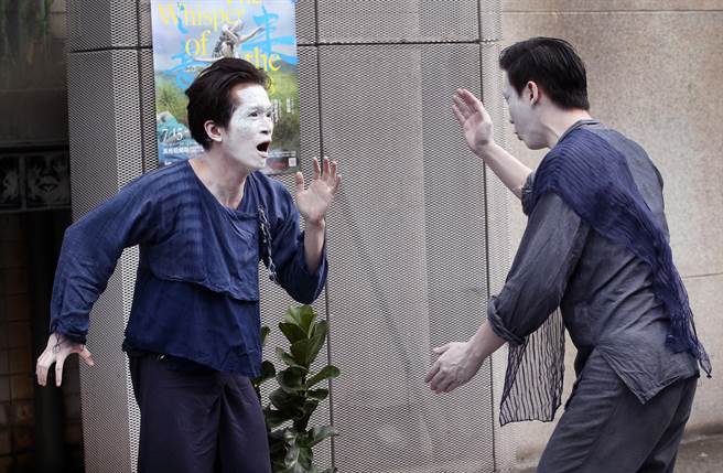 8组本土表演团队将前往欧洲，参加法国外亚维侬艺术节、英国爱丁堡艺穗节台湾季及德国杜塞道夫国际舞蹈博览会等极具指标性的国际艺术盛会。图为晓剧场快闪演出《潮来之音》。（范扬光摄）