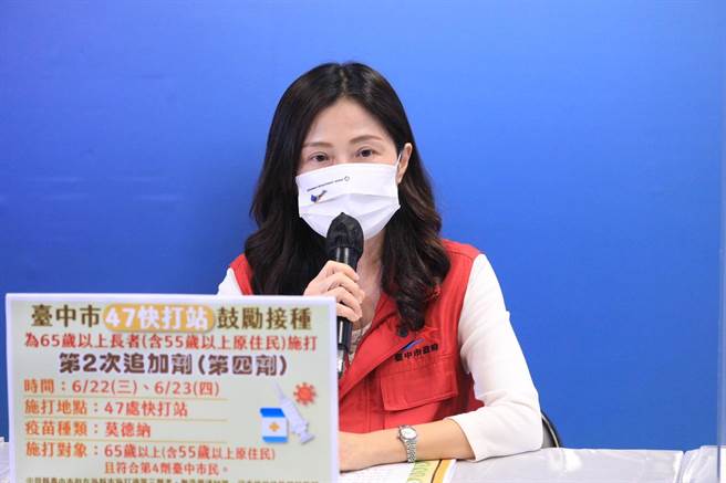 中市民政局專委柯宏黛說明，台中市新冠確診往生者23日起推出告別新措施，家屬可見確診往生者最後一面，也可舉辦簡易告別式，盼讓確診亡者安心走完最後一哩路。（中市府提供／謝瓊雲台中傳真）