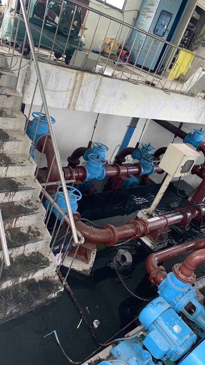 大甲区幼狮工业区污水处理厂，今天从事污泥泵汰换作业时，因现场大量污泥流出硫化氢浓度太高，2名工人吸入硫化氢中毒送医。（台中市消防局提供）