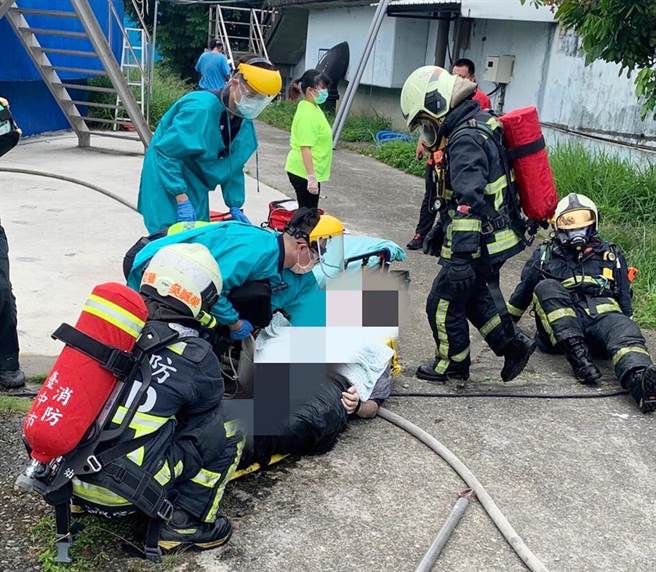 台中市大甲区幼狮工业区污水处理厂，今从事污泥泵汰换作业时，因现场大量污泥流出硫化氢浓度太高，2名工人吸入硫化氢中毒。(台中市消防局提供)