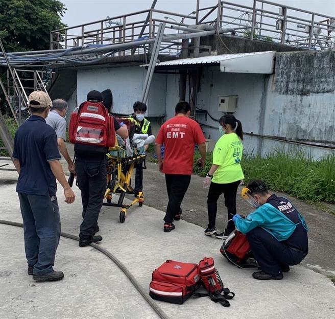 台中市大甲区幼狮工业区污水处理厂，今从事污泥泵汰换作业时，因现场大量污泥流出硫化氢浓度太高，2名工人吸入硫化氢中毒。(台中市消防局提供)