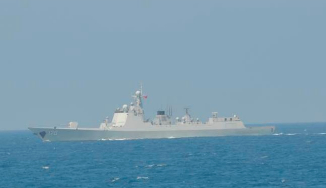 中方向日本周边派遣的舰艇似乎採用「绕行日本列岛一周」的航线，日方也为此实施警戒措施。图为20日绕行日本列岛的3艘舰艇之一的052D导弹驱逐舰成都舰。（图／日本防卫省）