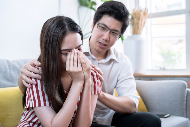 丈夫向妻子坦承她怀孕期间已外遇多次，丈夫理直气壮地提出想实践「多夫多妻制」，称现在不想定下来，想再多体验，还说她也可以出去玩。（示意图，达志影像/shutterstock）