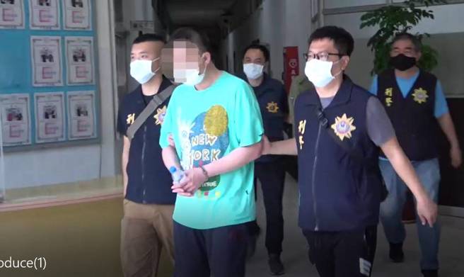 高雄市刑大长期埋伏、跟踪搜证掌握重要情资，一举破获诈骗集团水房据点，查缉王嫌等24人到案，并查扣上大批赃证物品。(戴志扬翻摄)