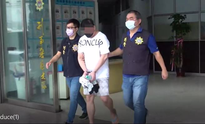 高雄市刑大长期埋伏、跟踪搜证掌握重要情资，一举破获诈骗集团水房据点，查缉王嫌等24人到案，并查扣上大批赃证物品。(戴志扬翻摄)