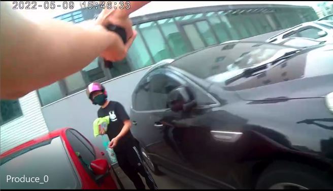 高雄市刑大长期埋伏、跟踪搜证掌握重要情资，一举破获诈骗集团水房据点，查缉王嫌等24人到案，并查扣上大批赃证物品。(戴志扬翻摄)