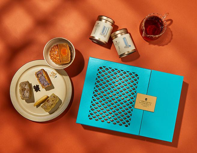 限量款「豪华．荟萃」礼盒，内含4颗月饼及台湾精品茶「山形玫瑰乌龙」及「金萱红茶」茶叶各1罐。（台南远东香格里拉提供）