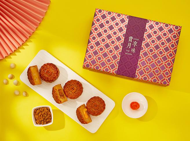 「奶黄．流金」月饼礼盒包含「金沙奶黄」、「夏威夷豆奶黄」、「奶黄肉松」3款口味各2颗。（台南远东香格里拉提供）