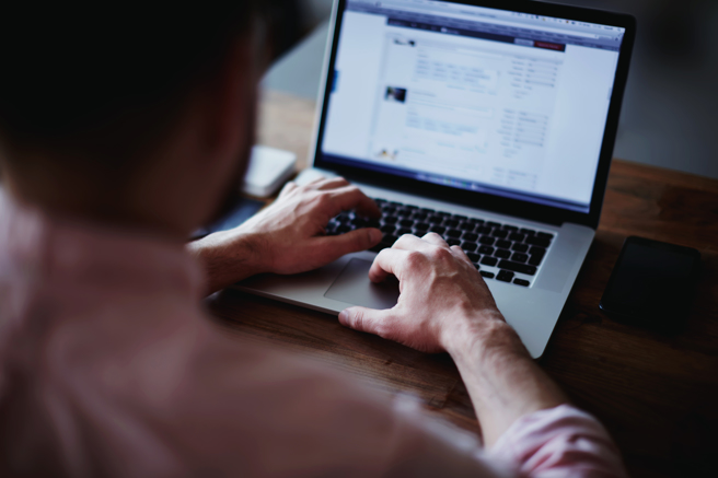 男子拍下有人拿整台「苹果桌机」进连锁咖啡厅办公，网友也笑翻「还以为到了网咖」。（示意图/shutterstock）