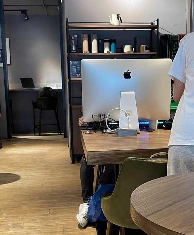 另外有网友也拍到疑似同一位男子拿着「苹果桌机」，到另一间连锁咖啡厅使用。（翻摄自脸书路上观察学院）