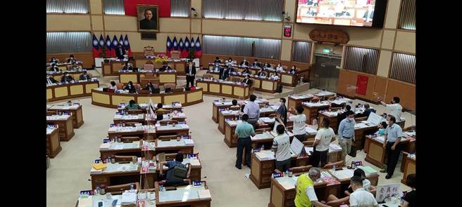 恩恩案录音檔曝光新北议会吵翻天，蓝营呼吁依议程应回归市政议案审查，双方唇枪舌战。（陈慰慈摄）