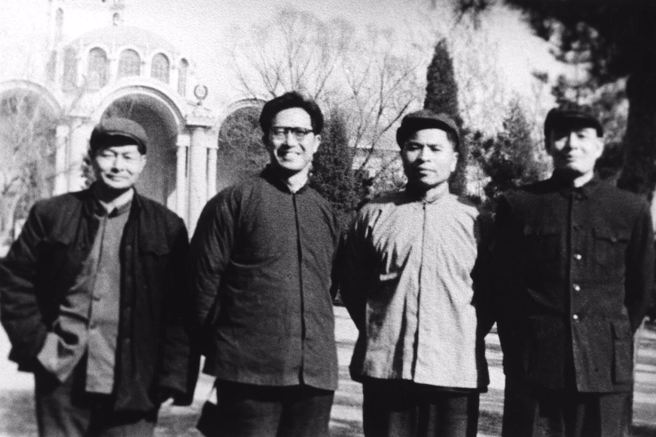 二二八事件之后前往大陆的重要台籍中共党员（右至左）吴克泰、陈炳基、叶纪东、周青等人，1950年代于北京留影。（陈炳基提供）