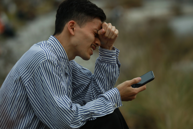 他在女友手机发现女友竟与「闺蜜」拍下7分钟性爱影片，女友在影片看似相当享受，他因此发文问女友这样算精神出轨或肉体出轨吗？（示意图，达志影像/shutterstock）