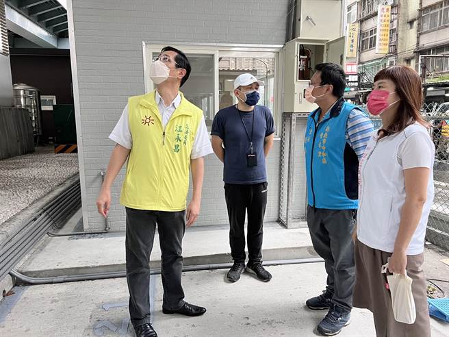 立委江永昌、議員參選人張嘉玲以及秀水里里長陳炳男今日至十秀活動中心會勘視察。（李奇叡攝）