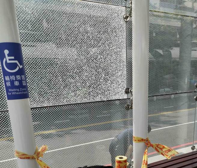 高雄轻轨玻璃墙爆裂破案！2男买BB枪，异想天开试枪朝站体开1枪击破玻璃，4小时内就被逮。(戴志扬翻摄)