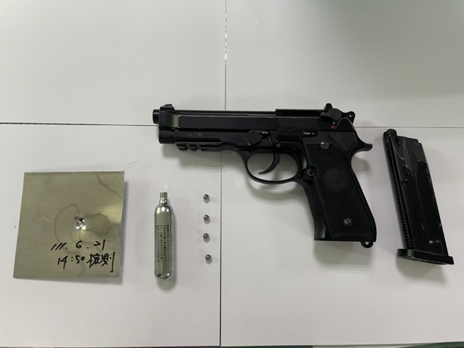 高雄轻轨玻璃墙爆裂破案！2男买BB枪，异想天开试枪朝站体开1枪击破玻璃，4小时内就被逮。(戴志扬翻摄)