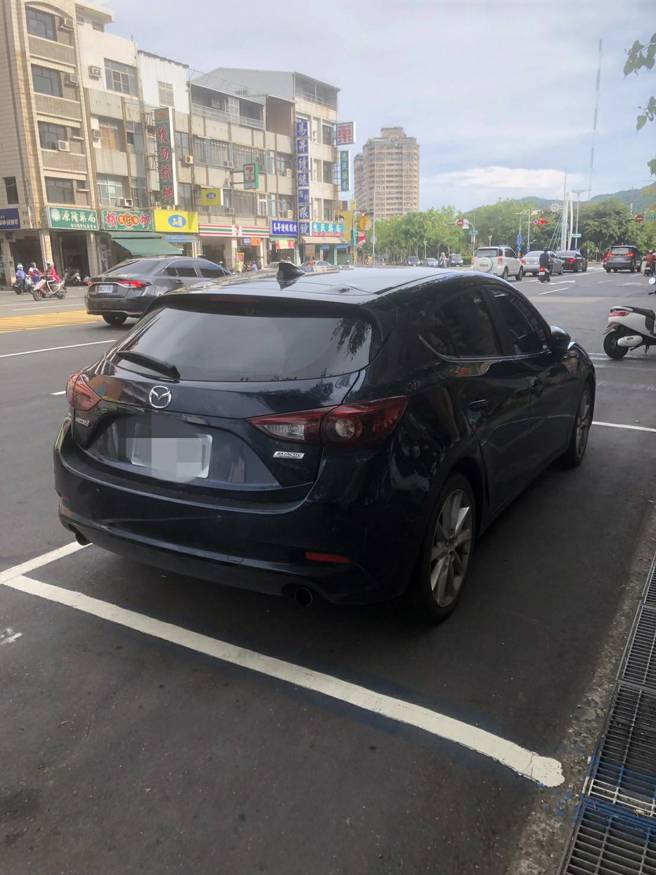 高雄轻轨玻璃墙爆裂破案！2男买BB枪，异想天开试枪朝站体开1枪击破玻璃，4小时内就被逮。(戴志扬翻摄)