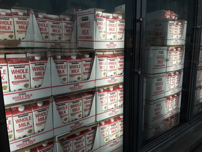 好市多的自有品牌牛奶深受会员喜爱，甚至还因为太热销，使卖场不得不祭出限购令。（示意图／Shutterstock）