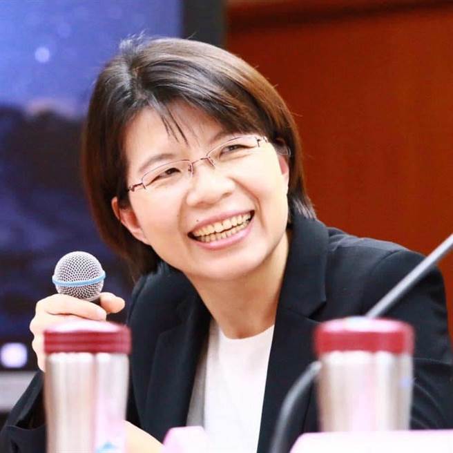 今年51岁的黄秀芳，过去担任前立委周清玉助理长达11年，过去担任过3届议员，2020年连任立委，经歷完备。(翻摄黄秀芳脸书／吴建辉彰化传真)