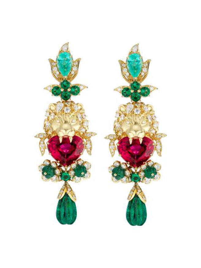 ：GUCCI黄金狮头耳环，镶嵌红色尖晶石、祖母绿、帕拉伊巴碧玺和钻石，约2260万元。（GUCCI提供）
