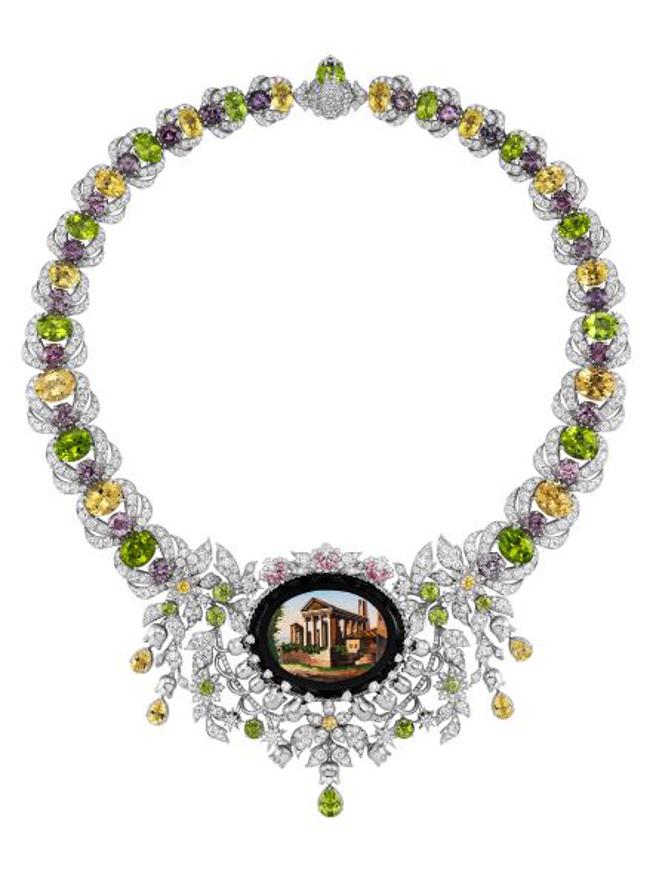 GUCCI马赛克项炼，镶嵌绿柱石、粉红色尖晶石、橄榄石和钻石，约1935万元。（GUCCI提供）