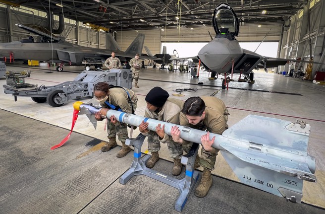 眾院军委会不仅禁止先退役部分F-22，还进一步要求美国空军将所有F-22升级至Block 30/35版本。（示意图／美国空军）