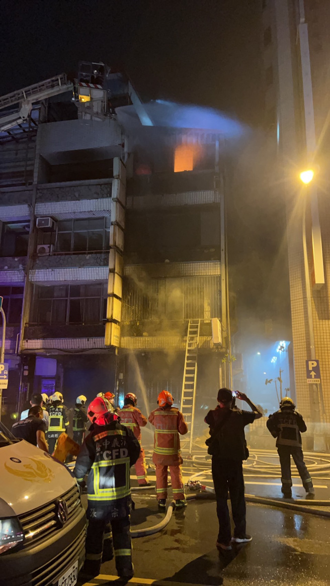 台中市復兴路民宅深夜发生火灾，冒出浓烟及火舌，母女跳楼逃生，屋主、外佣救出命危。（民眾提供）