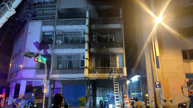 台中市復兴路民宅深夜发生火灾，冒出浓烟及火舌，母女跳楼逃生，屋主、外佣救出命危。（民眾提供）