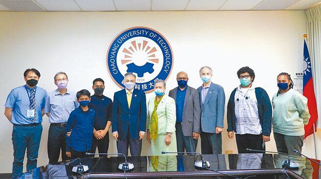 巴布亚纽几内亚驻台代表暨帛琉大使参访团于朝阳科大合影。图／朝阳科大提供