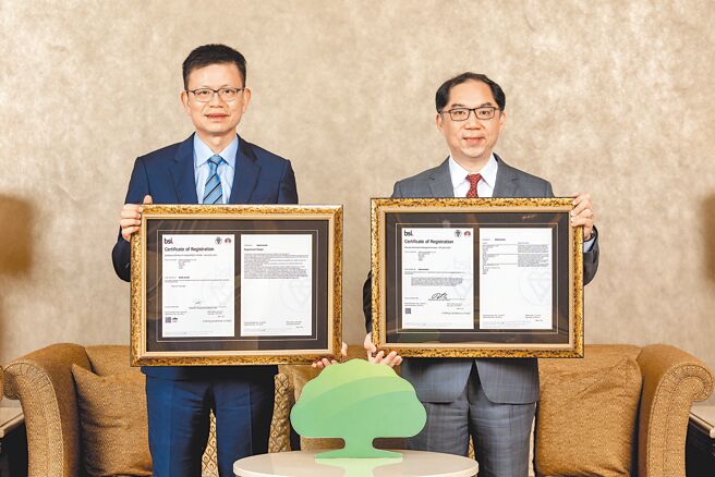 国泰世华银行总经理李伟正（左）、风控长张发祥（右）分别秀出「英国标准协会」的「BS 10012个人资讯管理系统」、「ISO 22301营运持续管理系统」两项国际级验证。图／国泰世华银行提供