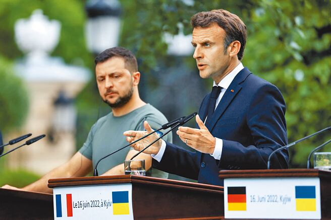 法国总统马克宏（右）和乌克兰总统泽伦斯基，6月16日于基辅合体。（路透）
