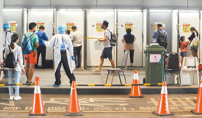 Omicron亞型BA.4、BA.5變異株威脅不斷，我國邊境再度攔截17例個案，目前累計達65例。圖為桃園機場入境旅客在提領行李後前往入境唾液採檢處採檢。（陳麒全攝）