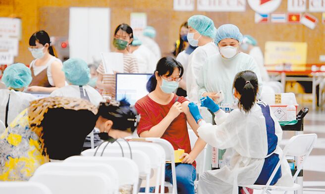疾管署去年委托阳明交通大学进行研究，结果发现确诊后接种疫苗的保护效果比确诊后未打疫苗者高且持久。图为台北火车站接种站20日人潮较少，民眾直接排队接种疫苗不用久候。（陈君玮摄）