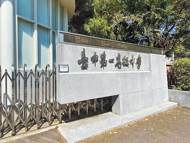 中南部疫情仍处于高原期，台中一中却宣布将举办实体期末考，引发学生讨论。台湾青年民主协会昨发布「实体期末考亲师生意见调查」，有91.17％反对实体期末考，高中生反对率最高达92.12％，其次为国中生90.01％、家长88.81％、教师72.02％。（本报资料照片／林欣仪台中传真）